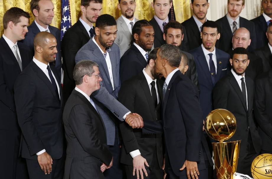 Obama ha voluto stringere la mano a Tim Duncan. Reuters